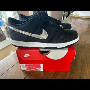NEW Nike Dunk Low 7 Youth (UK 6) (EUR 40) Black/Chrome-Iron Grey-White